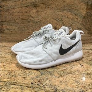 RARE BLACK SWOOSH NIKE LIGHT GREY ROSHE (W)